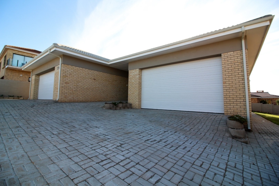 4 Bedroom Property for Sale in Menkenkop Western Cape